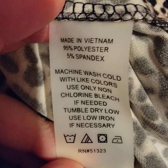 VINCE CAMUTO ANIMAL PRINT WRAP TOP - Size XS - Picture 4 of 4